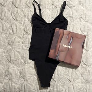 SKIMS black sculpting bodysuit -low back, thong